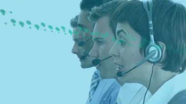 Grafiklerin animasyonu, değişen numaralar, çeşitli müşteri temsilcilerinin müşterilerle konuşması. Dijital bileşik, çoklu pozlama, rapor, iş, çağrı merkezi ve teknoloji konsepti.