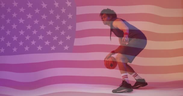 Animación Bandera Americana Sobre Jugador Baloncesto Afroamericano Rebotando Pelota Deporte — Vídeo de stock