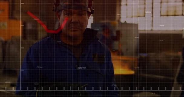 Animace Grafů Změna Čísel Nad Bělošským Dělníkem Helmě Stojící Továrně — Stock video