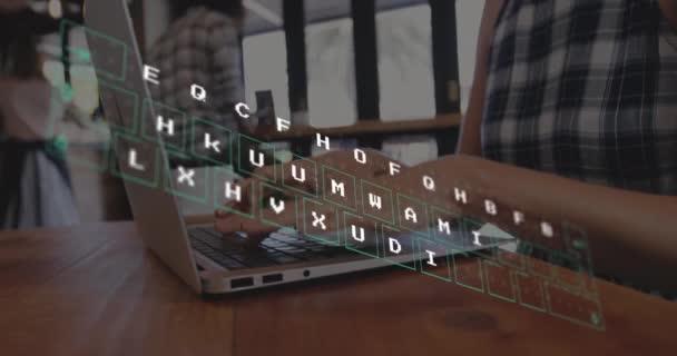 カフェでラップトップで働く白人女性の上のキーボード上の照らされたパターンのアニメーション デジタル複合 複数の露出 パスワード 抽象および技術コンセプト — ストック動画