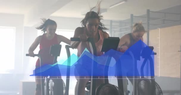 Değişik Kadınların Spor Salonundaki Eliptikler Üzerinde Çalışmalarına Ilişkin Mavi Grafikteki — Stok video