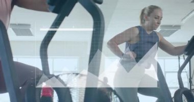 Beyaz kadın spor salonunda eliptik antreman yaparken arayüzde veri işleme animasyonu. Fitness, egzersiz, güç, veri, dijital arayüz ve dijital olarak üretilen video.
