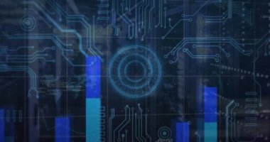 Sunucu odasının üzerinde grafikler, harita, bilgisayar dili ve devre kartı deseni animasyonu. Dijital bileşik, rapor, iş dünyası, küresel, programlama dili, veri merkezi, ağ ve teknoloji.