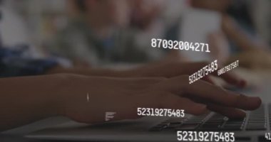 Değişen numaralar, mektuplar, laptopta çalışan beyaz bir kadının kırpık elleri. Dijital bileşik, çoklu pozlama, iş, büyüme, rakamlar ve teknoloji kavramı.