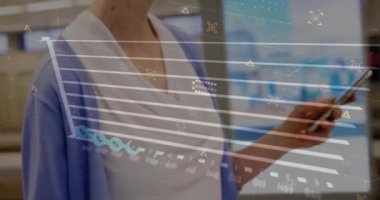 Grafik animasyonu, devre kartı deseni, yürüyen ve cep telefonu kullanan beyaz bir kadının orta kesimi. Dijital bileşik, çoklu pozlama, rapor, iş, güç arzı ve teknoloji kavramı.