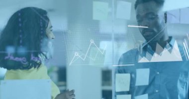 Ofiste notlar üzerinde tartışan kadın ve erkek arasında veri işleme animasyonu. Bilgisayar arayüzü ve iş veri teknolojisi kavramı