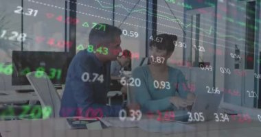 Çeşitli erkek ve kadınların ofiste tartıştıkları borsa veri işlemlerinin animasyonu. Küresel ekonomi ve iş veri teknolojisi kavramı