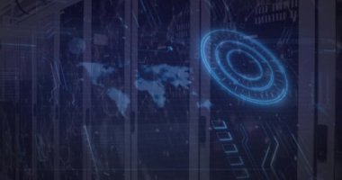 Sunucu odasındaki veri sunucu raflarının üzerinden daireler, harita ve devre kartı kalıpları yükleme animasyonu. Dijital bileşim, iş, ilerleme, küresel, veri merkezi, ağ ve teknoloji kavramı.