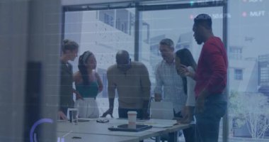 Ofiste birlikte tartışan çeşitli meslektaşlar üzerinde borsa veri işleme animasyonu. Küresel ekonomi ve iş veri teknolojisi kavramı