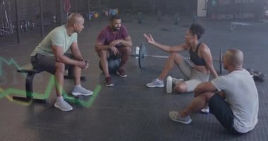 Çeşitli fitness gruplarının oturarak spor salonunda konuştuğu grafikteki veri işleme animasyonu. Fitness, egzersiz, arkadaşlık, veri, dijital arayüz ve dijital olarak üretilen video.