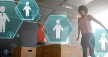 Çeşitli erkek ve kadınların spor salonlarında kutuların üzerinde hoplayıp zıplayan ikonların canlandırılması. Fitness, egzersiz, güç, ağ, dijital arayüz ve dijital olarak üretilen video.