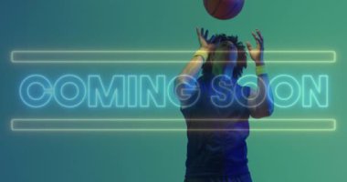 Afrika kökenli Amerikalı erkek basketbolcunun top tutuşu üzerine neon mesajla geliyor. Spor, rekabet, yetenek, oyun, dijital arayüz ve dijital olarak oluşturulan iletişim.
