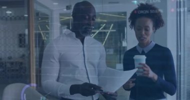 Ofiste tartışan çeşitli erkek ve kadınlara karşı borsa veri işleme animasyonu. Küresel ekonomi ve iş veri teknolojisi kavramı