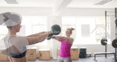 Beden eğitiminde kettlebell kullanan çeşitli kadınların arayüz işleme verilerinin animasyonu. Fitness, egzersiz, güç, veri, dijital arayüz ve dijital olarak üretilen video.