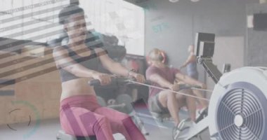 Çeşitli kadın ve erkeklerin spor salonunda kürek çekme makineleri eğitimi ile ilgili arayüz işleme verilerinin animasyonu. Fitness, egzersiz, güç, veri, dijital arayüz ve dijital olarak üretilen video.