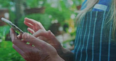 Değişen numaralarla grafiklerin animasyonu, cep telefonuyla kayan beyaz bir kadının orta kısmı. Dijital bileşik, çoklu pozlama, rapor, iş, büyüme ve teknoloji kavramı.