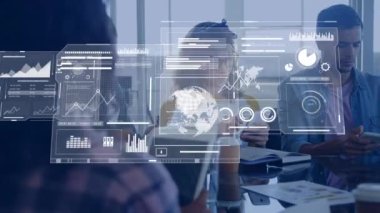 Grafiklerin animasyonu, çubuklar ve daireler yükleme, dijital tablet kullanan çeşitli iş arkadaşlarının üzerine dünya. Dijital bileşim, rapor, iş dünyası, küreselleşme, ilerleme, büyüme ve teknoloji kavramı.