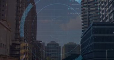 Modern şehrin üzerinde gökyüzüne karşı daireler, grafikler ve alım satım tahtaları yükleyen zarfların animasyonu. Dijital bileşik, mesaj, iş, ilerleme, rapor, iş dünyası, borsa ve mimari.