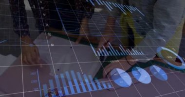 Grafiklerin ve değişen sayıların animasyonu, çeşitli kadın tasarımcıların tartışması ve kumaşı kesmesi. Dijital bileşik, çoklu pozlama, meslek, rapor, büyüme, takım çalışması ve iş konsepti.