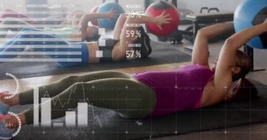 Çeşitli kadınların spor salonundaki tıp toplarıyla çapraz eğitimleri ile ilgili arayüz işleme verilerinin animasyonu. Fitness, egzersiz, güç, veri, dijital arayüz ve dijital olarak üretilen video.
