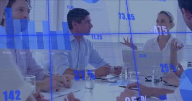 Grafiklerin animasyonu, çeşitli kadın yöneticilerin iş arkadaşlarına stratejiyi açıklamaları. Dijital bileşik, çoklu pozlama, rapor, iş, büyüme, planlama, takım çalışması ve teknoloji.