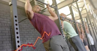 Beden eğitiminde barfiks çeken çeşitli grupların grafik işleme verilerinin animasyonu. Fitness, egzersiz, güç, veri, dijital arayüz ve dijital olarak üretilen video.