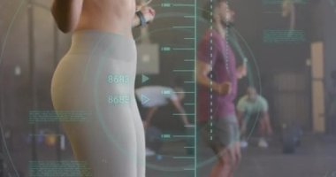 Çeşitli kadın ve erkeklerin beden eğitiminde ip atlama eğitiminin veri işleme animasyonu. Fitness, egzersiz, güç, veri, dijital arayüz ve dijital olarak üretilen video.