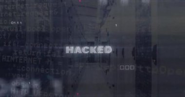 Hacklenmiş metnin animasyonu, bilgisayar dili, ikili kodlar, sunucu odasında devre kartı deseni. Dijital bileşik, saldırı, programlama dili, veri merkezi, ağ ve teknoloji kavramı.