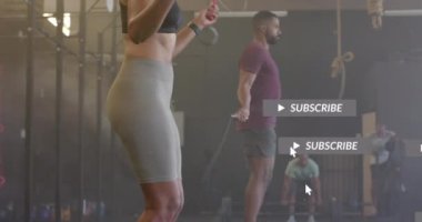 Çeşitli kadın ve erkeklerin spor salonunda ip atlamasıyla ilgili sosyal medya bildirimleri. Fitness, egzersiz, güç, sosyal ağ, dijital arayüz ve dijital olarak oluşturulmuş iletişim videosu.