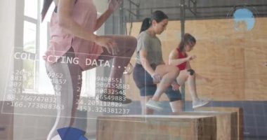 Beden eğitiminde kutuların üzerine atlayan farklı kadınların grafik işleme verilerinin animasyonu. Fitness, egzersiz, güç, veri, dijital arayüz ve dijital olarak üretilen video.