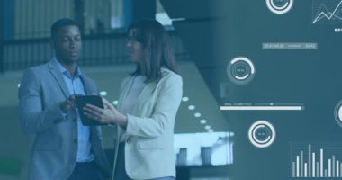 Muhtelif işadamları ve iş kadınlarına karşı veri işleme animasyonu ofiste tartışılıyor. Bilgisayar arayüzü ve iş veri teknolojisi kavramı