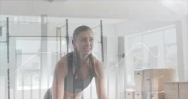 Beyazlı mutlu bir kadının spor salonundaki savaş halatlarıyla çapraz eğitiminde grafik işleme animasyonu. Fitness, egzersiz, güç, veri, dijital arayüz ve dijital olarak üretilen video.