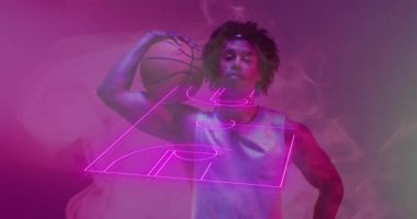 Pembe basketbol kortunun Afro-Amerikan erkek basketbolcunun top tutuşu üzerine canlandırması. Spor, rekabet, güven, dijital arayüz, veri ve iletişim dijital olarak oluşturulmuş video.