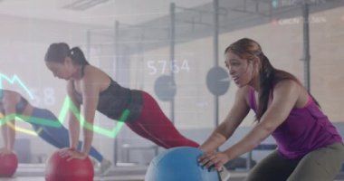 Grafikteki verilerin animasyonu, çeşitli kadınların spor salonundaki ilaç toplarıyla çapraz eğitimleri üzerine. Fitness, egzersiz, güç, veri, dijital arayüz ve dijital olarak üretilen video.