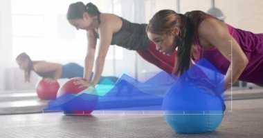 Çeşitli kadınların spor salonunda tıp topları üzerinde şınav çekmeleri üzerine mavi grafikteki verilerin animasyonu. Fitness, egzersiz, güç, veri, dijital arayüz ve dijital olarak üretilen video.