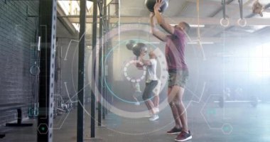 Beden eğitiminde tıp topu atan çeşitli adamların tarayıcı işleme verilerinin animasyonu. Fitness, egzersiz, güç, veri, dijital arayüz ve dijital olarak üretilen video.
