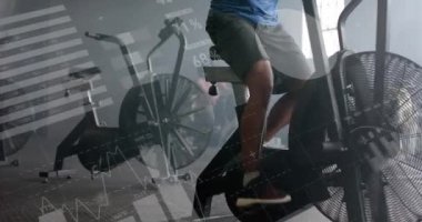 Afrika kökenli Amerikalı bir adamın spor salonunda eliptik eğitimi üzerine arayüzdeki verilerin animasyonu. Fitness, egzersiz, güç, veri, dijital arayüz ve dijital olarak üretilen video.