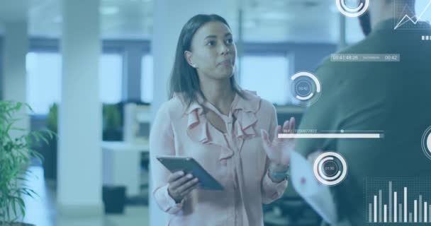 オフィスの男性同僚と話し合うアフリカ系アメリカ人女性のデータ処理のアニメーション コンピュータインターフェースとビジネスデータ技術のコンセプト — ストック動画