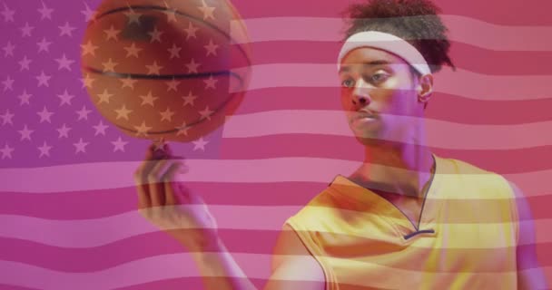 Animáció Amerikai Zászló Felett Afro Amerikai Férfi Kosárlabda Játékos Spinning — Stock videók