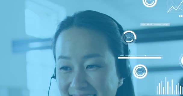 Анімація Обробки Статистичних Даних Проти Азіатки Розмовляє Телефону Гарнітурі Офісі — стокове відео