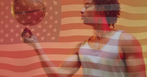 Animação Bandeira Americana Sobre Bola Fiação Jogador Basquete Masculino Americano — Vídeo de Stock
