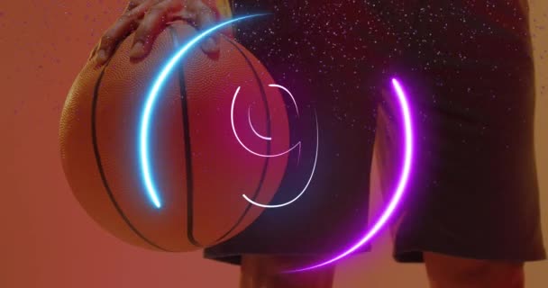 ボールを保持するアフリカ系アメリカ人男性バスケットボール選手のカウントダウンとリングのアニメーション スポーツ デジタル インターフェイス データおよびコミュニケーションデジタル生成されたビデオ — ストック動画