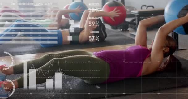 对不同女性的接口处理数据的动画与体操馆的医学球交叉训练 数字接口和数字视频技术 — 图库视频影像
