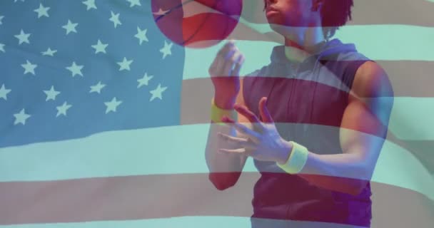 Animation Einer Amerikanischen Flagge Über Einem Afrikanisch Amerikanischen Basketballspieler Der — Stockvideo