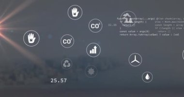 Bilgisayar dili animasyonu ve okyanus ve şehrin bulanık hava görüntüsü üzerinde birden fazla simge. Dijital bileşik, çoklu pozlama, kodlama, programlama dili, tehlikeli, geri dönüşüm, mimari.