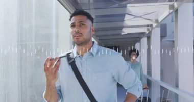 Kalp ritmi, numaralar, ofiste yürürken cep telefonuyla konuşan melez bir adam. Grafik, dijital kompozit, çoklu pozlama, rapor, iş dünyası, iletişim ve teknoloji kavramı.