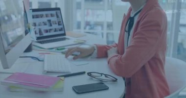 Ofisteki masaüstünü kullanan Asyalı kadının birden fazla grafik ve takas panosunun animasyonu. Dijital bileşik, çoklu pozlama, rapor, iş dünyası, borsa ve teknoloji kavramı.