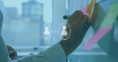 Profil simgelerinin çizgilerle birleştirilmesi, beyaz adamın yapışkan notlara yazı yazmasının ortası. Dijital bileşik, çoklu pozlama, iş, soyut ve iletişim konsepti.