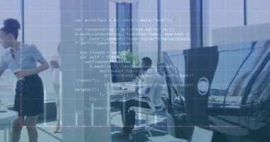 Ofiste cep telefonuyla konuşan Asyalı bir kadın için grafiklerin ve bilgisayar dilinin animasyonu. Dijital bileşik, çoklu pozlama, rapor, iş, kodlama, programlama dili ve teknoloji kavramı.