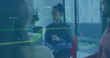 Ofisteki çeşitli kadın brifing çalışanları üzerinde numaralar bulunan grafiklerin animasyonu. Dijital bileşik, çoklu pozlama, rapor, tartışma, planlama, büyüme ve iş konsepti.